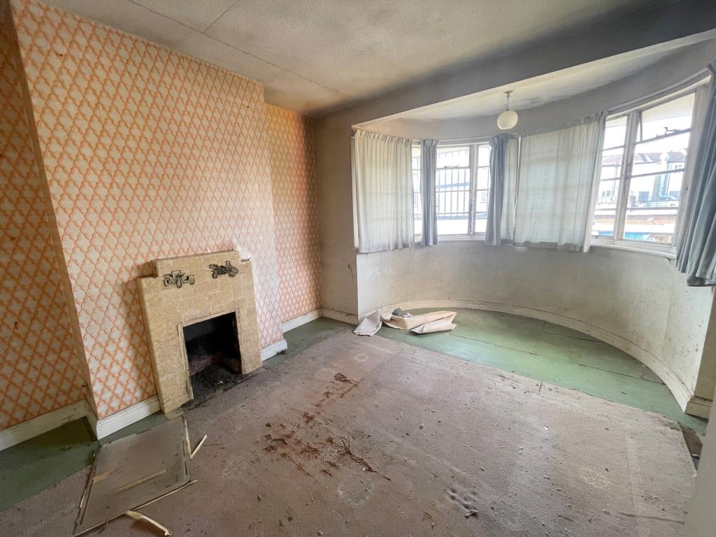 Lot: 26 - FOUR-BEDROOM SEMI-DETACHED HOUSE FOR IMPROVEMENT - Bedroom one with bay window to front